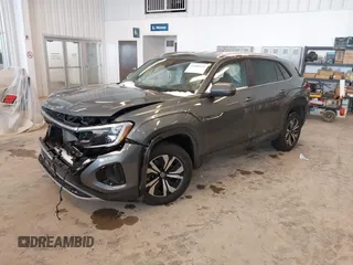 2024 Volkswagen Atlas SE z VIN 1V2LE2CA2RC223746, wystawiony jako IAAI lot #41609344 z przebiegiem 14 633 mil mil oraz . Historia ofert i sprzedaży dostępna na DreamBid. Obrazek 2.