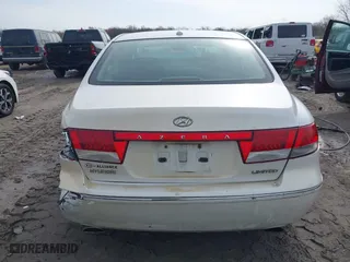 2008 Hyundai Azera Limited with VIN KMHFC46F18A306212, listed as a IAAI auction lot 42025792 with 230,350 mi miles. Bid and sale history available at carsss.com. Image 16.
