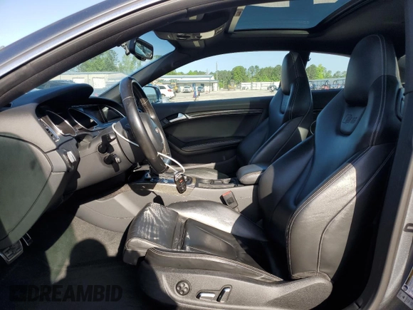 2013 Audi S5 Prestige z VIN WAUVGAFR9DA001304, wystawiony jako Copart lot #54165695 z przebiegiem 106 571 mil mil oraz Szkody całkowita. Historia ofert i sprzedaży dostępna na DreamBid. Obrazek 7.