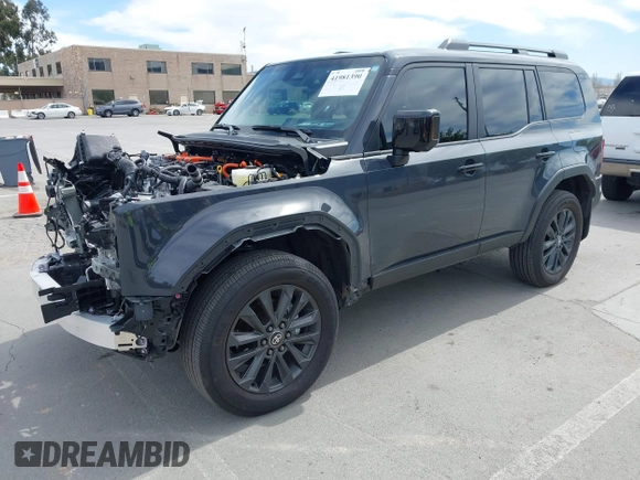 2024 Toyota Land Cruiser z VIN JTEABFAJ0R5007650, wystawiony jako IAAI lot #41981390 z przebiegiem 5 629 mil mil oraz . Historia ofert i sprzedaży dostępna na DreamBid. Obrazek 19.