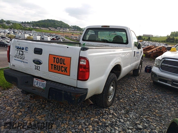2008 Ford F-250 XL z VIN 1FTNF20508EB07382, wystawiony jako IAAI lot #42521031 z przebiegiem 123 755 mil mil oraz . Historia ofert i sprzedaży dostępna na DreamBid. Obrazek 29.