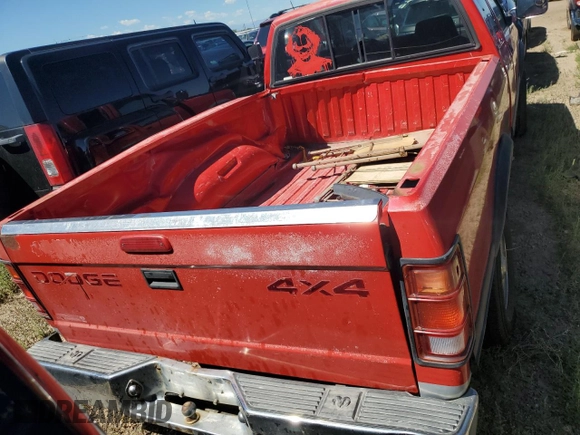 1996 Dodge Dakota z VIN 1B7GG23X1TS537628, wystawiony jako Copart lot #67980544 z przebiegiem 239 132 mil mil oraz Szkoda całkowita • Salvage title. Historia ofert i sprzedaży dostępna na DreamBid. Obrazek 6.
