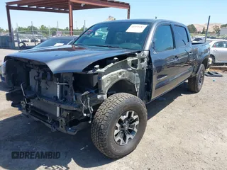 2023 Toyota Tacoma SR5 z VIN 3TMDZ5BN6PM153633, wystawiony jako IAAI lot #42353187 z przebiegiem 50 020 mil mil oraz . Historia ofert i sprzedaży dostępna na DreamBid. Obrazek 2.