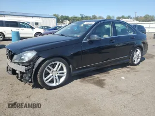 2013 Mercedes-Benz C 300 Sport z VIN WDDGF8AB2DG104911, wystawiony jako Copart lot #71530664 z przebiegiem 125 565 mil mil oraz Szkoda całkowita • Salvage title. Historia ofert i sprzedaży dostępna na DreamBid. Obrazek 1.