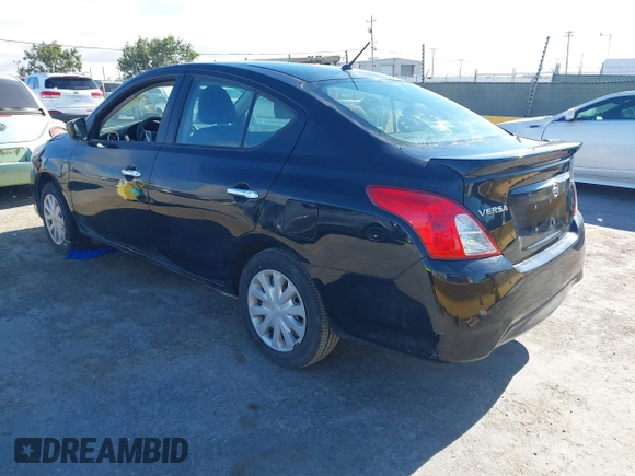 2017 Nissan Versa S Plus z VIN 3N1CN7AP1HL883983, wystawiony jako IAAI lot #42797132 z przebiegiem 179 584 mil mil oraz . Historia ofert i sprzedaży dostępna na DreamBid. Obrazek 3.