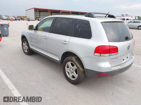 2007 Volkswagen Touareg V6 z VIN WVGZE77L57D001046, wystawiony jako IAAI lot #42283224 z przebiegiem 243 861 mil mil oraz . Historia ofert i sprzedaży dostępna na DreamBid. Obrazek 3.