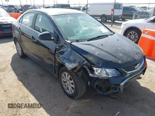 2020 Chevrolet Sonic LT z VIN 1G1JD5SB1L4126703, wystawiony jako IAAI lot #41572759 z przebiegiem 70 132 mil mil oraz . Historia ofert i sprzedaży dostępna na DreamBid. Obrazek 1.