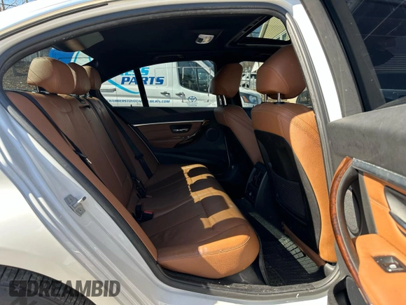 2017 BMW 3 Series 330i xDrive z VIN WBA8D9C39HA004990, wystawiony jako Copart lot #50005535 z przebiegiem 80 598 mil mil oraz Czysty tytuł • Clean title. Historia ofert i sprzedaży dostępna na DreamBid. Obrazek 6.