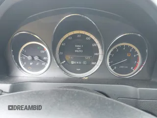 2010 Mercedes-Benz C 300 Sport z VIN WDDGF8BBXAR096359, wystawiony jako IAAI lot #42315575 z przebiegiem 98 293 mil mil oraz . Historia ofert i sprzedaży dostępna na DreamBid. Obrazek 7.