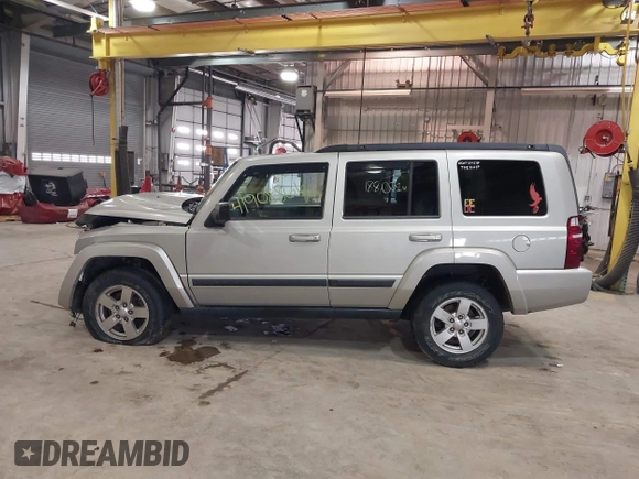 2008 Jeep Commander Sport z VIN 1J8HG48K58C218806, wystawiony jako IAAI lot #41908866 z przebiegiem 188 021 mil mil oraz . Historia ofert i sprzedaży dostępna na DreamBid. Obrazek 15.