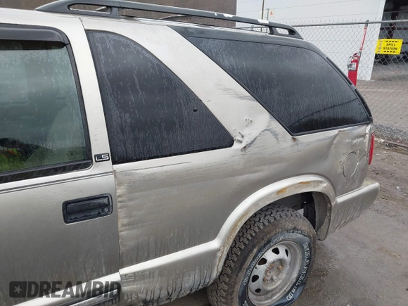 2000 Chevrolet Blazer LS z VIN 1GNCT18W7YK252323, wystawiony jako IAAI lot #41842766 z przebiegiem 149 462 mil mil oraz . Historia ofert i sprzedaży dostępna na DreamBid. Obrazek 12.