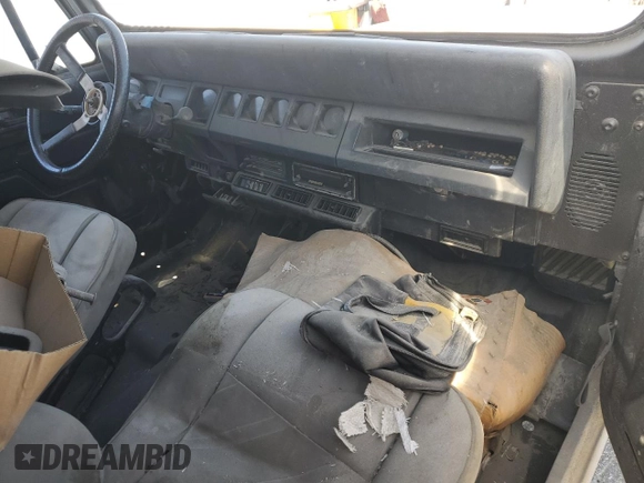 1993 Jeep Wrangler z VIN 1J4FY29S4PP232079, wystawiony jako Copart lot #58055335 z przebiegiem 181 076 mil mil oraz Czysty tytuł • Clean title. Historia ofert i sprzedaży dostępna na DreamBid. Obrazek 8.
