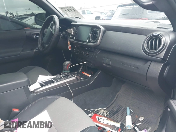 2020 Toyota Tacoma SR5 z VIN 3TMCZ5AN6LM288974, wystawiony jako IAAI lot #42185181 z przebiegiem 94 759 mil mil oraz . Historia ofert i sprzedaży dostępna na DreamBid. Obrazek 5.
