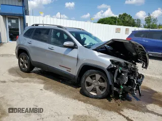 2016 Jeep Cherokee Latitude with VIN 1C4PJLCBXGW290992, listed as a Copart auction lot 62168135 with 139,160 mi miles and Non repairable. Bid and sale history available at DreamBid. Image 4.