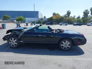 2002 Ford Thunderbird Hardtop Premium z VIN 1FAHP60A82Y103848, wystawiony jako IAAI lot #42467093 z przebiegiem Nie podano mil oraz . Historia ofert i sprzedaży dostępna na DreamBid. Obrazek 15.