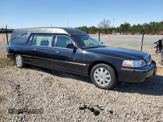 2003 Lincoln Town Car z VIN 1LJFM81WX3Y681139, wystawiony jako Copart lot #49991105 z przebiegiem 85 206 mil mil oraz Czysty tytuł • Clean title. Historia ofert i sprzedaży dostępna na DreamBid. Obrazek 4.