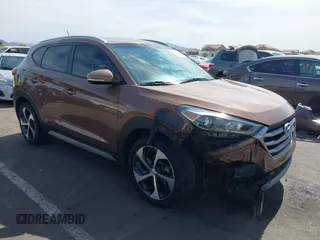 2017 Hyundai Tucson Value z VIN KM8J33A21HU495872, wystawiony jako IAAI lot #42235210 z przebiegiem 158 185 mil mil oraz . Historia ofert i sprzedaży dostępna na DreamBid. Obrazek 1.