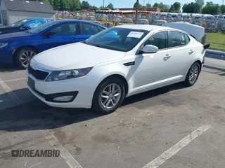 2013 Kia Optima LX z VIN KNAGM4A7XD5374109, wystawiony jako IAAI lot #42209534 z przebiegiem 184 578 mil mil oraz . Historia ofert i sprzedaży dostępna na DreamBid. Obrazek 2.