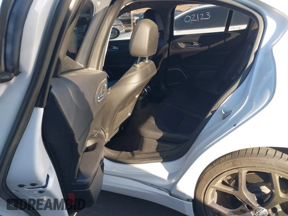 2019 Alfa Romeo Giulia z VIN ZARFAMAN5K7622490, wystawiony jako IAAI lot #41403496 z przebiegiem Nie podano mil oraz . Historia ofert i sprzedaży dostępna na DreamBid. Obrazek 8.