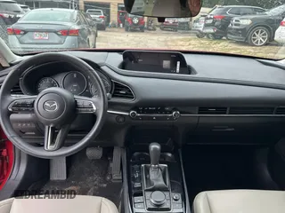 2024 Mazda CX-30 S Preferred z VIN 3MVDMBCM0RM614880, wystawiony jako Copart lot #86984534 z przebiegiem 1 967 mil mil oraz Czysty tytuł • Clean title. Historia ofert i sprzedaży dostępna na DreamBid. Obrazek 9.