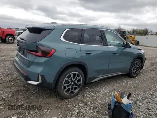2023 BMW X1 xDrive28i z VIN WBX73EF08P5Y22376, wystawiony jako Copart lot #51129255 z przebiegiem 3601 mil mil oraz Szkody całkowita. Historia ofert i sprzedaży dostępna na DreamBid. Obrazek 3.