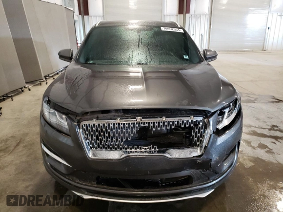 2019 Lincoln MKC Standard z VIN 5LMCJ1C97KUL26389, wystawiony jako Copart lot #70052054 z przebiegiem 36 756 mil mil oraz Szkoda całkowita • Salvage title. Historia ofert i sprzedaży dostępna na DreamBid. Obrazek 5.