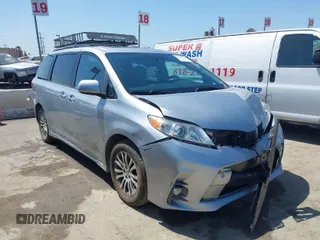 2020 Toyota Sienna XLE Auto Access Seat with VIN 5TDYZ3DC2LS060071, listed as a IAAI auction lot 39987444 with 67,404 mi miles. Bid and sale history available at carsss.com. Image 1.