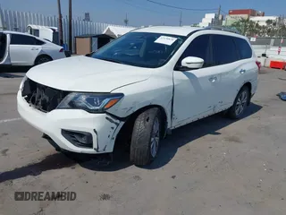 2018 Nissan Pathfinder S z VIN 5N1DR2MN1JC658317, wystawiony jako IAAI lot #42470838 z przebiegiem 54 743 mil mil oraz . Historia ofert i sprzedaży dostępna na DreamBid. Obrazek 2.
