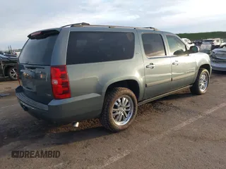 2008 Chevrolet Suburban LTZ with VIN 3GNFK16308G140995, listed as a IAAI auction lot 41720903 with 260,001 mi miles. Bid and sale history available at carsss.com. Image 4.