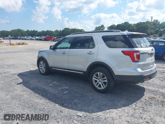 2018 Ford Explorer XLT z VIN 1FM5K8D81JGA36587, wystawiony jako IAAI lot #42534483 z przebiegiem 132 667 mil mil oraz . Historia ofert i sprzedaży dostępna na DreamBid. Obrazek 3.