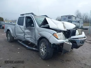 2009 Nissan Frontier SE z VIN 1N6AD09W79C400954, wystawiony jako IAAI lot #41661605 z przebiegiem 111 435 mil mil oraz . Historia ofert i sprzedaży dostępna na DreamBid. Obrazek 1.