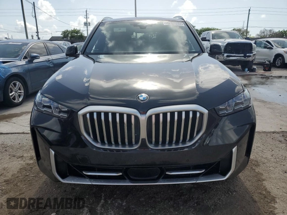 2024 BMW X5 xDrive40i z VIN 5UX23EU01R9T44676, wystawiony jako Copart lot #57216555 z przebiegiem Nie podano mil oraz Tytuł czysty. Historia ofert i sprzedaży dostępna na DreamBid. Obrazek 5.