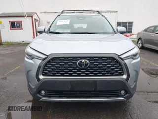 2023 Toyota Corolla Cross XLE z VIN 7MUDAABG0PV077852, wystawiony jako IAAI lot #41313640 z przebiegiem 23 201 mil mil oraz . Historia ofert i sprzedaży dostępna na DreamBid. Obrazek 13.