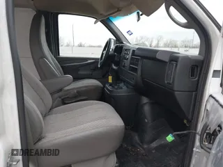 2013 Chevrolet Express Cargo z VIN 1GCSGAFX4D1128353, wystawiony jako IAAI lot #41369784 z przebiegiem 109 703 mil mil oraz . Historia ofert i sprzedaży dostępna na DreamBid. Obrazek 5.
