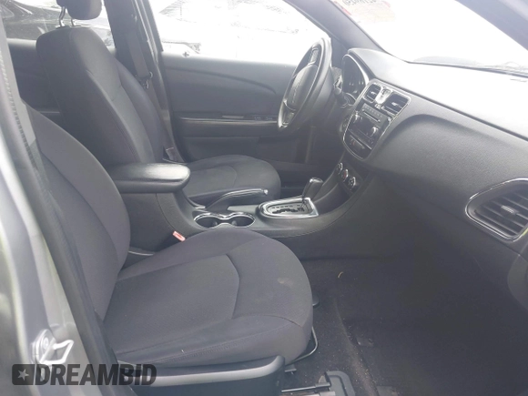 2014 Chrysler 200 LX z VIN 1C3CCBAB6EN211217, wystawiony jako IAAI lot #42169450 z przebiegiem 97 948 mil mil oraz . Historia ofert i sprzedaży dostępna na DreamBid. Obrazek 5.
