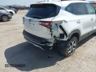 2021 Kia Seltos EX z VIN KNDERCAA4M7165986, wystawiony jako IAAI lot #41815940 z przebiegiem 61 615 mil mil oraz . Historia ofert i sprzedaży dostępna na DreamBid. Obrazek 12.