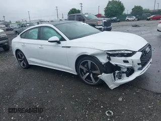2025 Audi A5 Sportback S line Prestige z VIN WAUEACF58SA012978, wystawiony jako IAAI lot #42264243 z przebiegiem 1461 mil mil oraz . Historia ofert i sprzedaży dostępna na DreamBid. Obrazek 1.