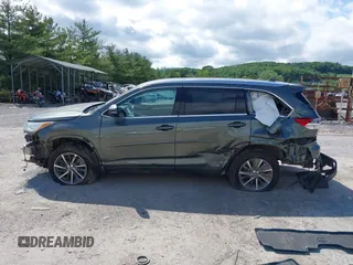 2018 Toyota Highlander SE with VIN 5TDJZRFH6JS882317, listed as a IAAI auction lot 42274438 with 77,143 mi miles and . Bid and sale history available at DreamBid. Image 15.
