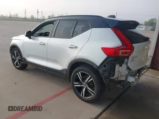 2019 Volvo XC40 R-Design z VIN YV4AC2HM7K2149105, wystawiony jako IAAI lot #41857899 z przebiegiem 122 736 mil mil oraz . Historia ofert i sprzedaży dostępna na DreamBid. Obrazek 3.