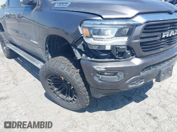 2019 Ram 1500 Big Horn z VIN 1C6RRFFG8KN710927, wystawiony jako IAAI lot #41850421 z przebiegiem 66 007 mil mil oraz . Historia ofert i sprzedaży dostępna na DreamBid. Obrazek 6.