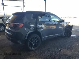 2024 Jeep Compass Latitude z VIN 3C4NJDBN2RT123706, wystawiony jako Copart lot #62509695 z przebiegiem 11 534 mil mil oraz Czysty tytuł • Clean title. Historia ofert i sprzedaży dostępna na DreamBid. Obrazek 3.