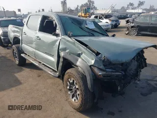 2022 Toyota Tacoma SR z VIN 3TYCZ5AN2NT096491, wystawiony jako IAAI lot #42093897 z przebiegiem 47 041 mil mil oraz . Historia ofert i sprzedaży dostępna na DreamBid. Obrazek 1.