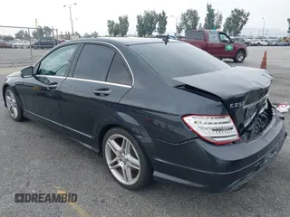2013 Mercedes-Benz C 250 Sport z VIN WDDGF4HB6DA777055, wystawiony jako IAAI lot #42374146 z przebiegiem 122 060 mil mil oraz . Historia ofert i sprzedaży dostępna na DreamBid. Obrazek 3.