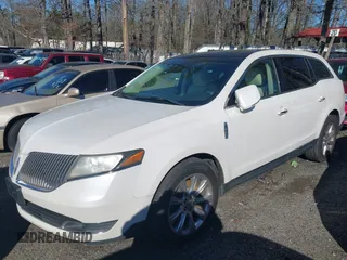 2014 Lincoln MKT EcoBoost z VIN 2LMHJ5ATXEBL53521, wystawiony jako IAAI lot #41581330 z przebiegiem 302 604 mil mil oraz . Historia ofert i sprzedaży dostępna na DreamBid. Obrazek 17.