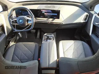 2024 BMW iX xDrive50 z VIN WB523CF01RCS00126, wystawiony jako Copart lot #56997195 z przebiegiem 23 038 mil mil oraz Tytuł czysty. Historia ofert i sprzedaży dostępna na DreamBid. Obrazek 8.