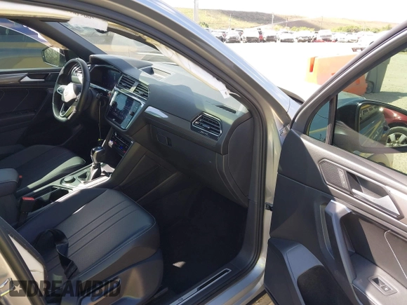 2022 Volkswagen Tiguan SE R-Line Black z VIN 3VV8B7AX3NM168318, wystawiony jako IAAI lot #41530361 z przebiegiem 31 226 mil mil oraz . Historia ofert i sprzedaży dostępna na DreamBid. Obrazek 5.