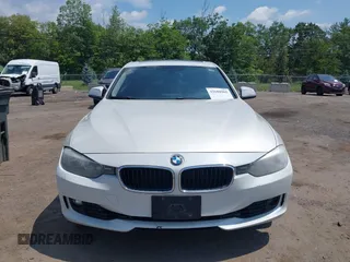2013 BMW 3 Series 328i xDrive z VIN WBA3B3C56DF532787, wystawiony jako IAAI lot #42680965 z przebiegiem 152 352 mil mil oraz . Historia ofert i sprzedaży dostępna na DreamBid. Obrazek 6.