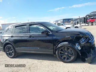 2024 Volkswagen Tiguan SE z VIN 3VV3B7AX8RM192033, wystawiony jako IAAI lot #41568271 z przebiegiem 2 851 mil mil oraz . Historia ofert i sprzedaży dostępna na DreamBid. Obrazek 13.