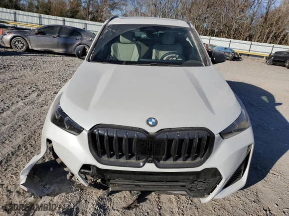 2025 BMW X1 xDrive28i with VIN WBX73EF05S5043722, listed as a Copart auction lot 83622514 with 2,423 mi miles and Salvage Title. Bid and sale history available at carsss.com. Image 5.