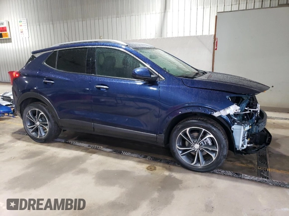 2022 Buick Encore GX Essence z VIN KL4MMFSL6NB106457, wystawiony jako Copart lot #57597985 z przebiegiem 48 601 mil mil oraz Szkoda całkowita • Salvage title. Historia ofert i sprzedaży dostępna na DreamBid. Obrazek 4.